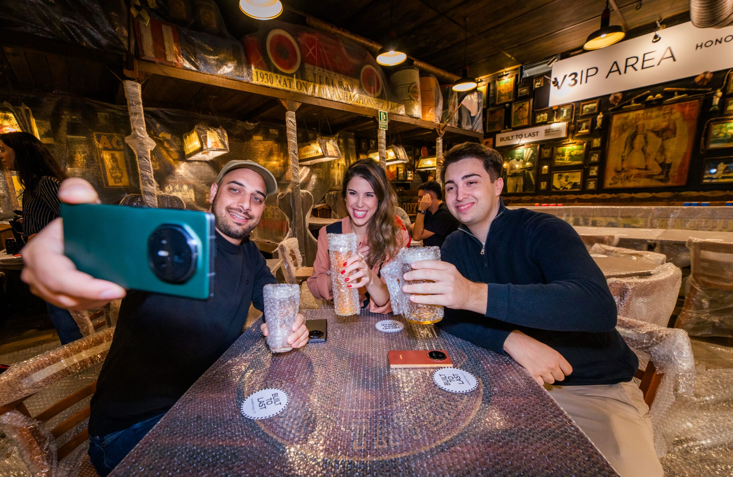 Bubble wraped Bar in Barcelona - Honor