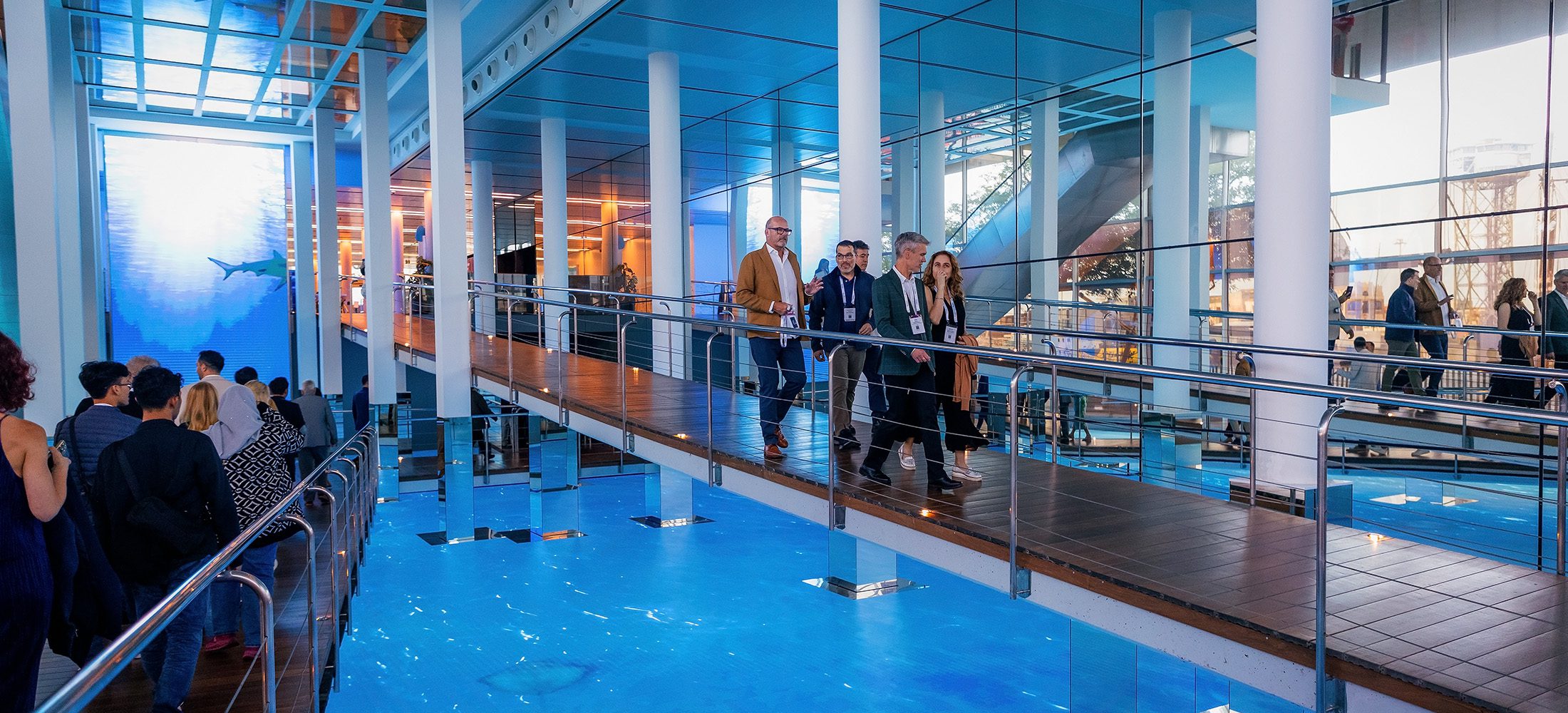 Guests arriving at Mobius Gala Night at Barcelona Aquarium during a corporate networking and business event.