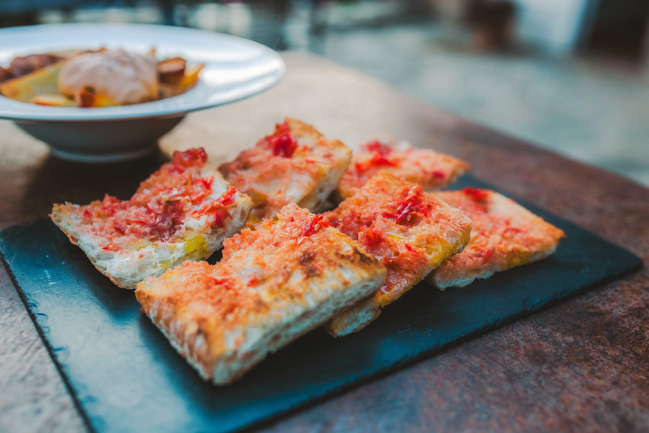 Traditional Catalan pan con tomate served at Restaurant Mirador Can Pi.